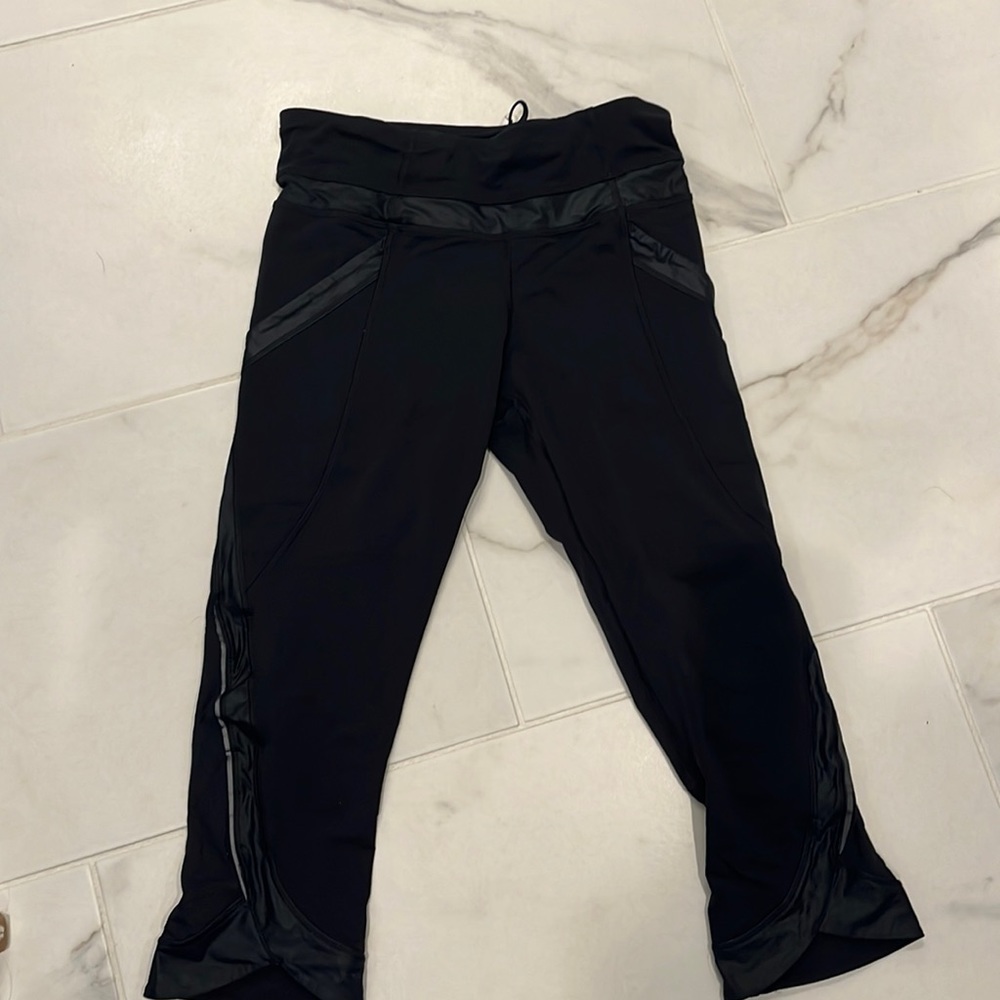 Lululemon black crop pants.Size 4. Deep pockets on front legs.